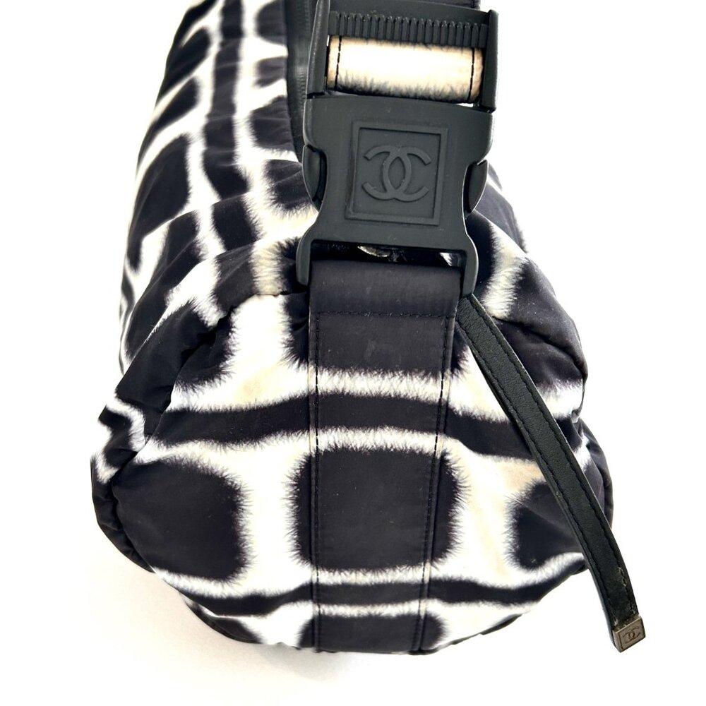 CHANEL Black and White Patterned Shoulder Bag with Leather Logo Patch - Picture 8 of 15